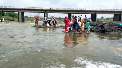प्रशासन के आदेश का उल्लंघन कर नदियों पर मूर्ति विसर्जन करने पहुंचे लोग