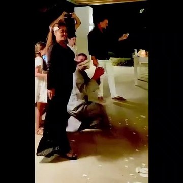 Σάλμα Χάγιεκ: Δείτε την να σπάει πιάτα και να χορεύει «Ζορμπά» στην Πάρο (2)