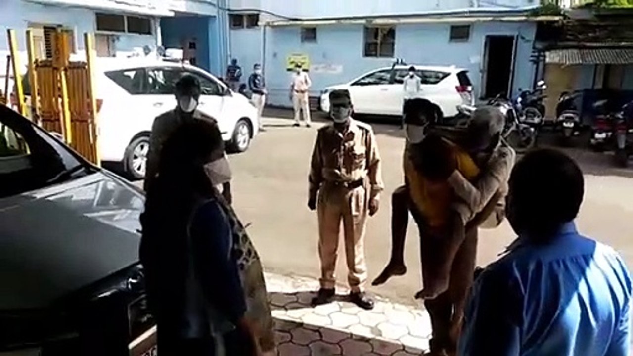 इंदौर: गाय छुड़ाने के लिए दिव्यांग पिता को पीठ पर लेकर निगम पहुंचा बेटा