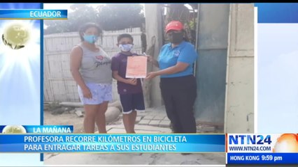 En Ecuador una profesora recorre las calles en su bicicleta para entregarle las tareas a sus estudiantes