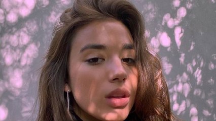 Alaina le canta a sus seguidores en ingles y en español