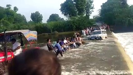 देखे वीडियो : पानी के तेज बहाव में फंसी गाड़ी, ट्रेक्टर से ऐसे खींचा