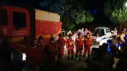 Vecinos de La Zarza despiden entre aplausos a los efectivos de la UME tras su participación en el incendio de Almonaster.