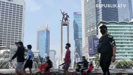 Petugas medis berpakaian Alat Pelindung Diri (APD) lengkap mengevakuasi lima warga positif Covid-19.