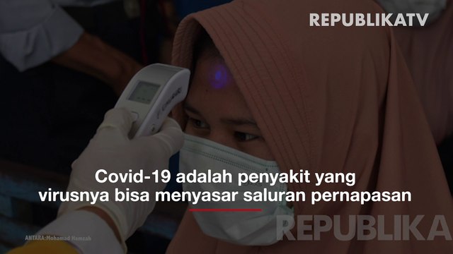 Anggota Palang Merah Indonesia (PMI) Kota Bandung melakukan simulasi penanganan pasien Covid-19 di mobil Ambulans Khusus Covid-19 di Markas PMI Kota Bandung.
