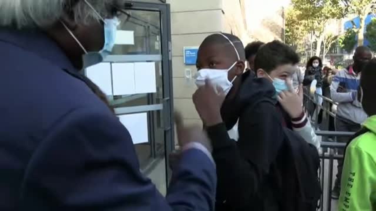 En pleno rebrote los estudiantes franceses de secundaria vuelven a clase