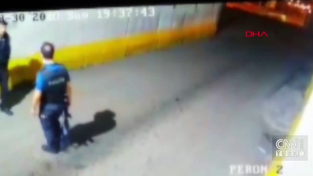 Son dakika... Kavga eden polis ve bekçi görevlerinden uzaklaştırıldı | Video