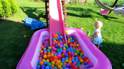 Sophia Isabella Brincando na Piscina de Bolinhas