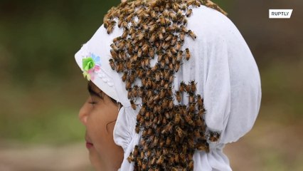 10万匹のハチに覆われた少女が訴えることとは…