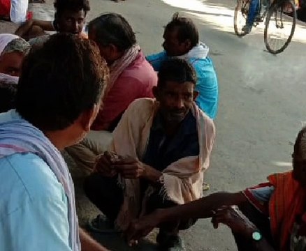 जनपद में लगातार सोशल डिस्टेंसिंग की उड़ रही धज्जियां