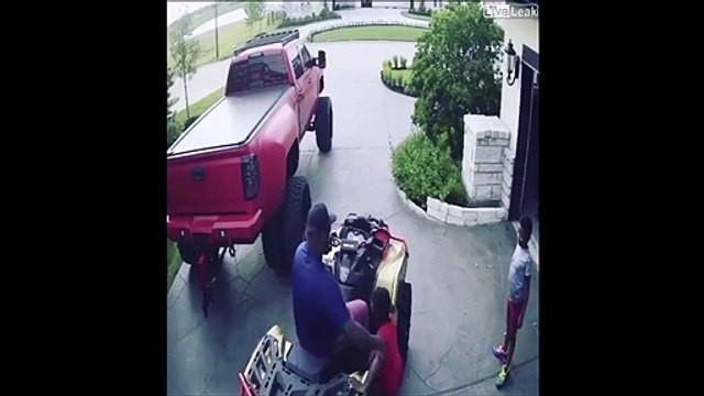 Ce papa veut faire un tour de quad avec son fils et lui laisse le guidon... Mauvaise idée