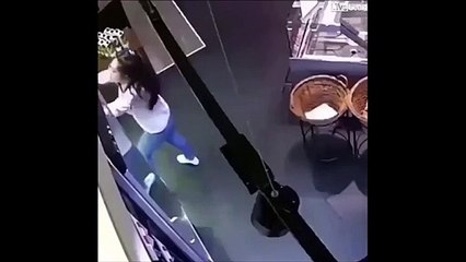 Elle aurait mieux fait d'utiliser une échelle