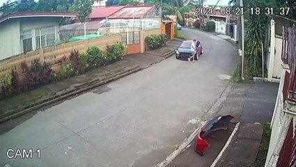 Ce qu'il doit faire pour passer les dos d'âne avec sa voiture est ridicule...