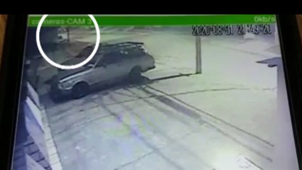 Confronto com a Polícia Militar: Câmera mostra momento em que carro de atiradores bate contra muro