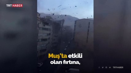 Çatının araçların üzerine uçtuğu anlar kamerada