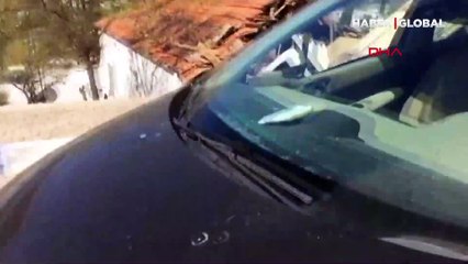 Muğla'da kamyonet evin çatısına uçtu!