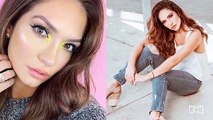 Kimberly Reyes posa arrodillada en una tina con pétalos de rosas