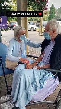 Pareja de abuelos se reencuentra después de separarse por la pandemia