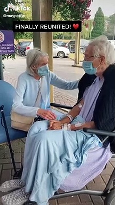 Pareja de abuelos se reencuentra después de separarse por la pandemia