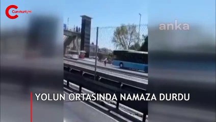 Yolun ortasında namaza durdu