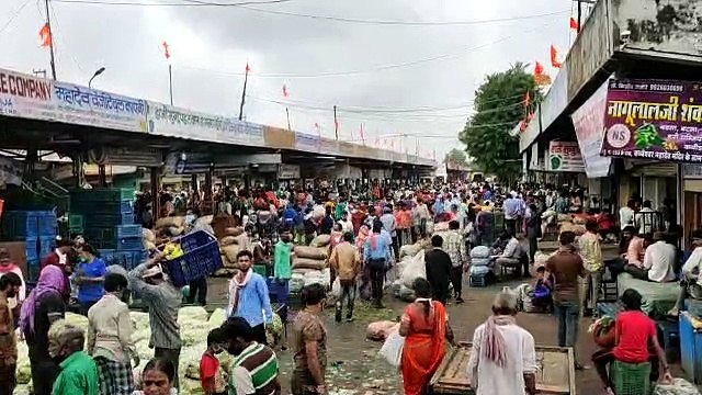 कल से 3 दिन मंडी रहेगी बन्द,आज उमड़ी भीड़ ने उड़ाई सोशल डिस्टेंसिंग की धज्जियां