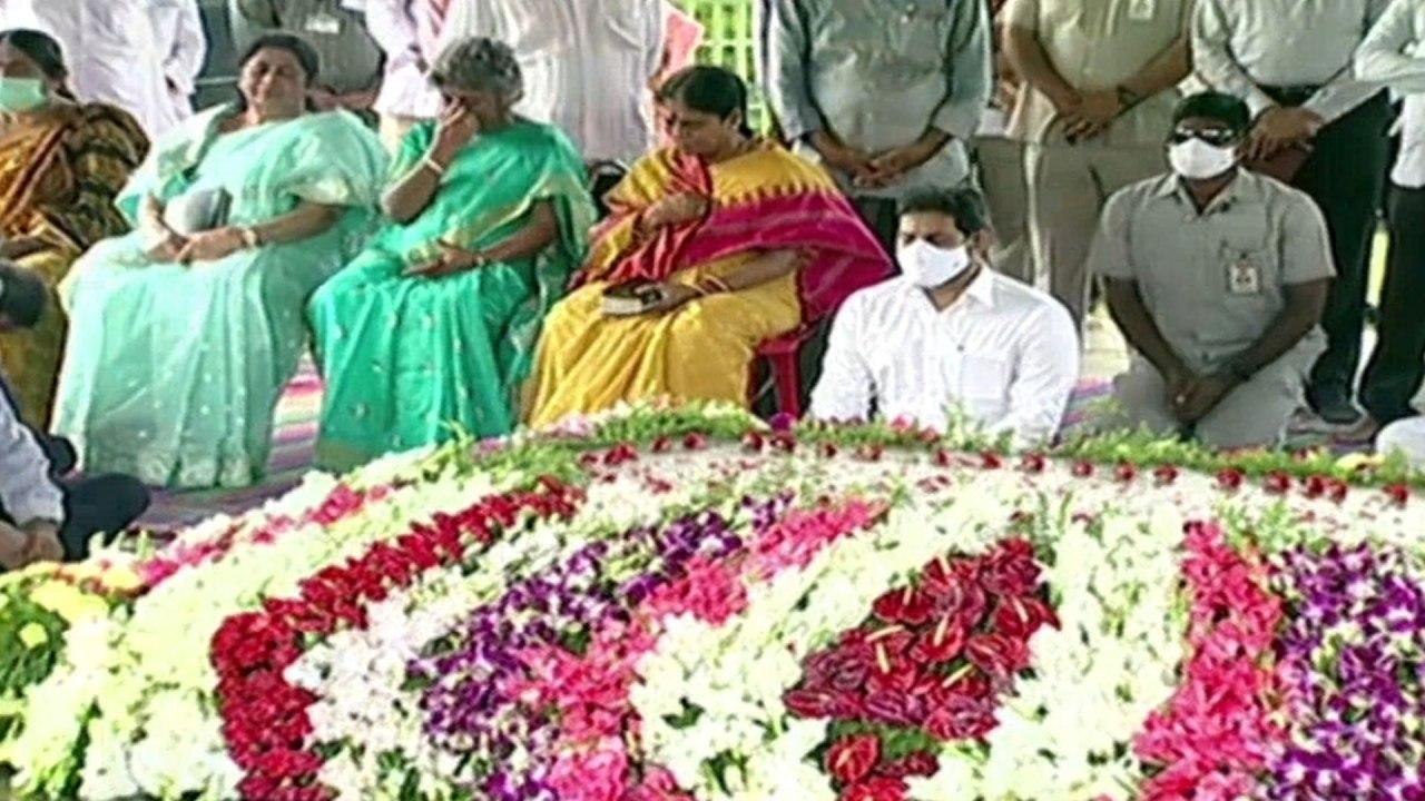 YSR Vardhanthi : ఇడుపులపాయ లో వైయస్సార్ కుటుంబం, ప్రత్యేక ప్రార్థనలు | #YSRForever | Oneindia Telugu
