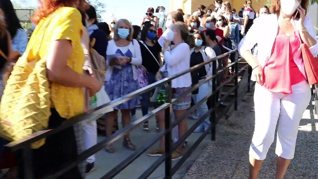 Un kilómetro y medio y varias horas: la cola de los profesores para hacerse la prueba del covid en Madrid