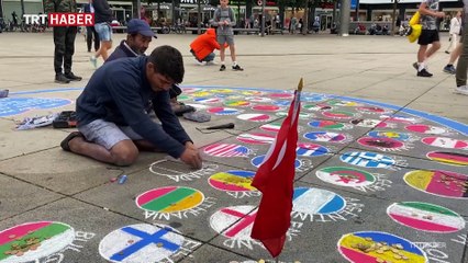 Berlin'deki sokak sanatçısı: Türkler, bayraklarını yere çizmemi istemiyor