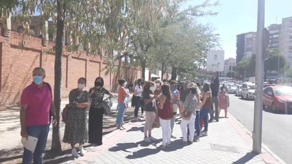 Docentes hacen varias horas de cola para someterse a un test serológico