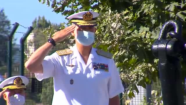 El rey recibe el apoyo de 200 personas en su visita a la Naval del Miño