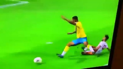 لقطة الموسم في الدوري السعودي: لاعب يسقط منافسه على طريقة المصارعة الحرة