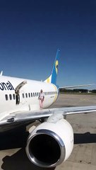 راكبة تفتح باب طوارئ الطائرة وتقف على جناحها: والسبب سيصيبك بالصدمة