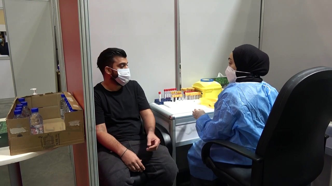 متطوعون في البحرين يشاركون بتجارب على لقاح لكورونا المستجد "خدمة للانسانية"