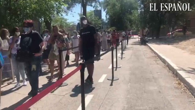 Centenares de profesores de Madrid hacen colas interminables para hacerse la prueba Covid