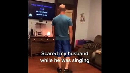 Il chantait si bien jusqu’à ce que sa femme vienne le surprendre !