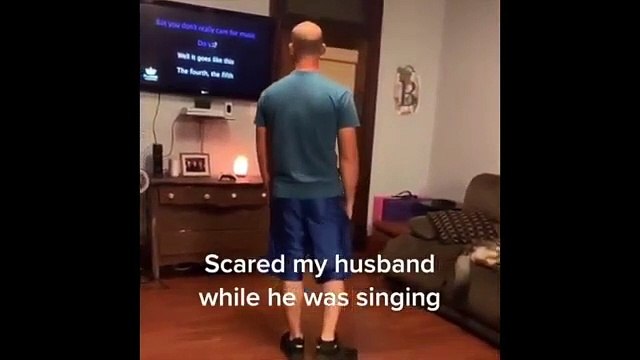 Il chantait si bien jusqu’à ce que sa femme vienne le surprendre !