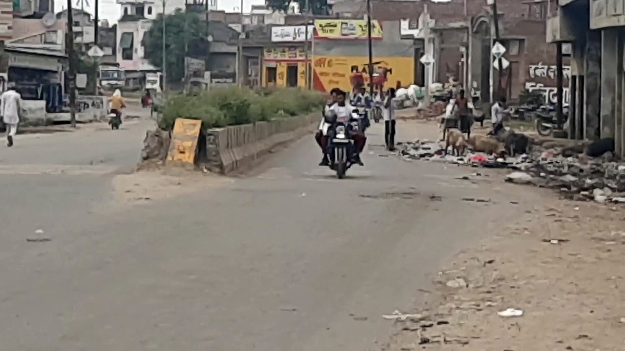 कांधला बाईपास मार्ग पर पालिका कर्मचारियों की अनदेखी से लगे गंदगी के अंबार
