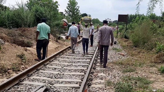कांधला दिल्ली सहारनपुर रेलवे मार्ग पर विद्युतीकरण का कार्य में आई तेजी
