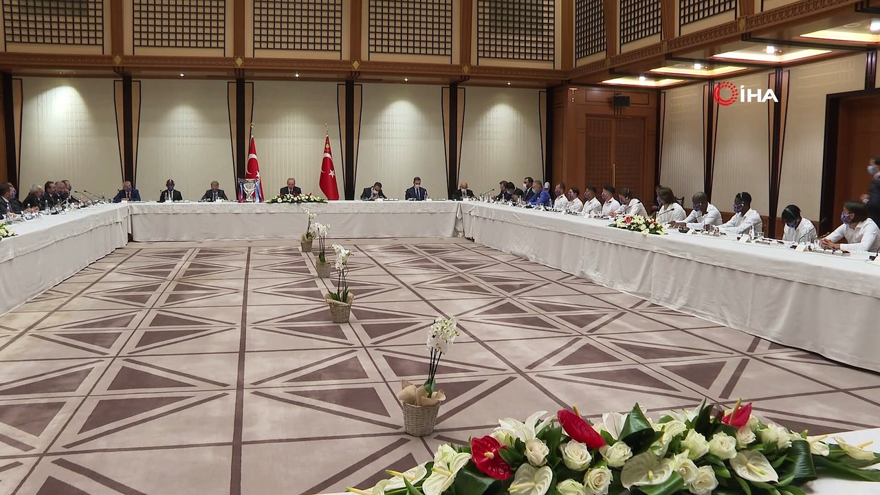 Cumhurbaşkanı Erdoğan, Trabzonspor yönetimi ve futbolcularını kabul etti