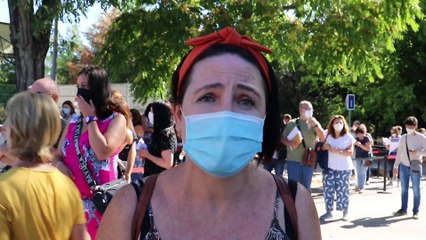 Una fila kilométrica con miles de personas y sin distancia de seguridad: el despropósito de los test a los profesores en Madrid