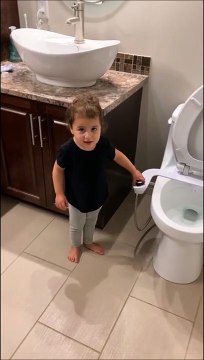 Cette fillette réussit le tire parfait... en pleine tête sur papa