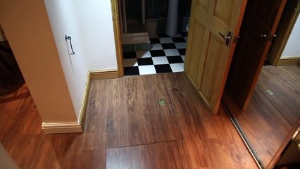 Une trappe cachée dans son appartement révèle quelque chose d'incroyable