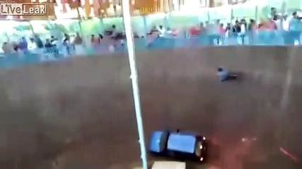 Ce cascadeur à moto chute en plein show