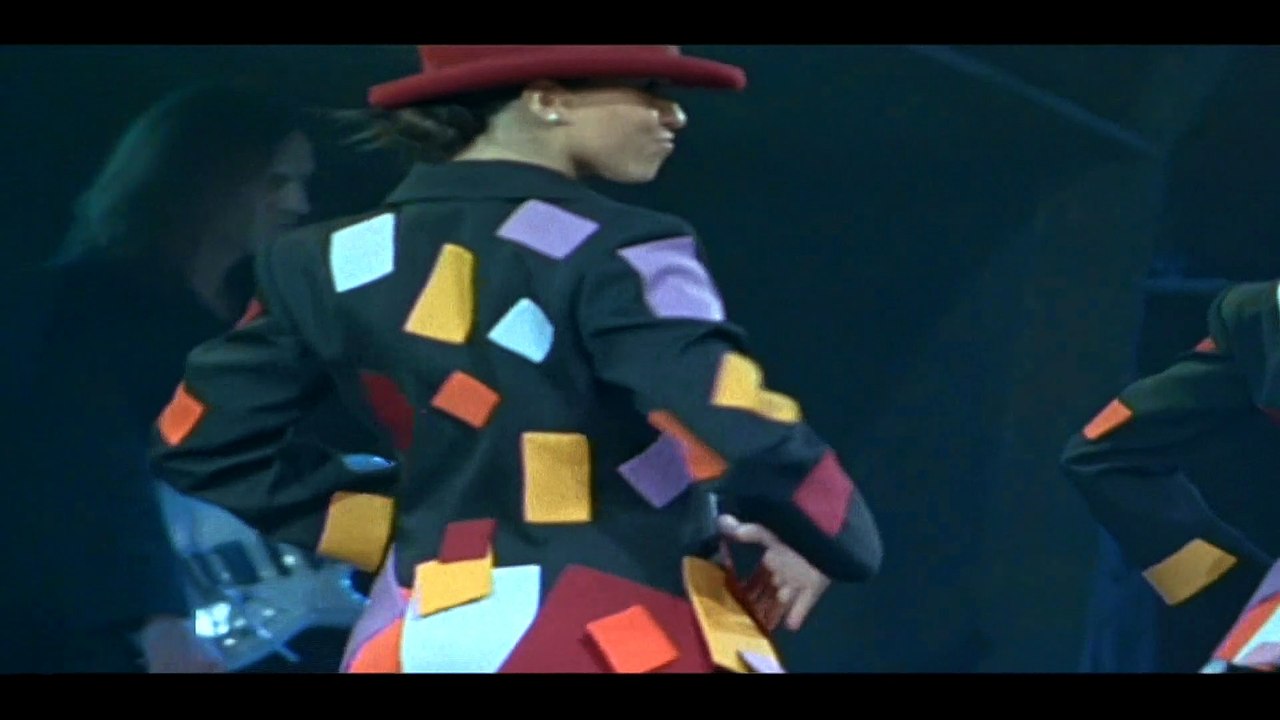 Mylène Farmer (live) — “Sans contrefaçon” ↔ (De Mylène Farmer : Avant que l'ombre... À BERCY / 2006)