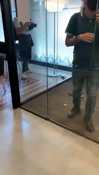 Un grupo radical de ‘indepes’ atacaron a los diputados Ignacio Garriga y Rocío de Meer (VOX) en Barcelona