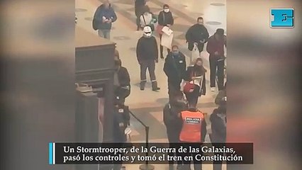 Un Stormtrooper, de la Guerra de las Galaxias, pasó los controles y tomó el tren en Constitución