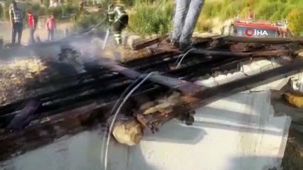 Amasya'da saman dolu ahır yanarak küle döndü