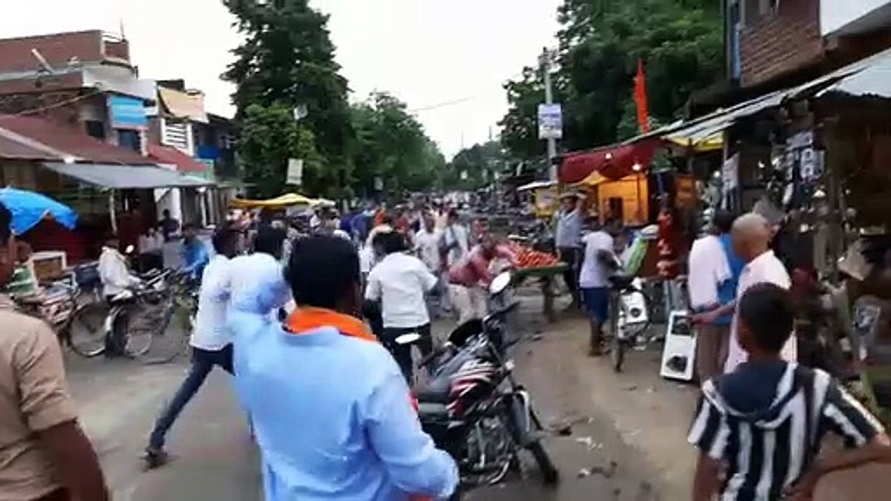 करीब 6 दबंगों ने ग्राम प्रधान और उसके बेटे को जमकर पीटा