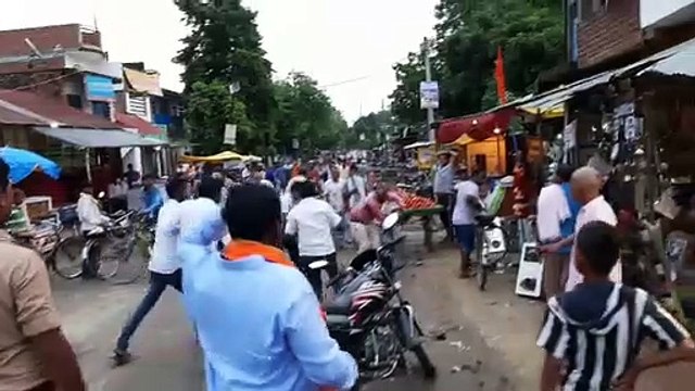 करीब 6 दबंगों ने ग्राम प्रधान और उसके बेटे को जमकर पीटा