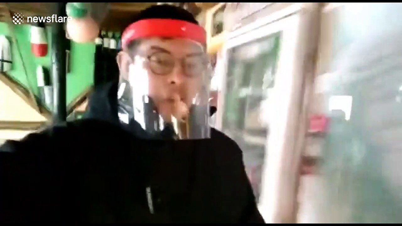 Hilarious waiter follows the 'open-air bars' in the coldest city of Argentina and pushes 'frozen customer' off his chair